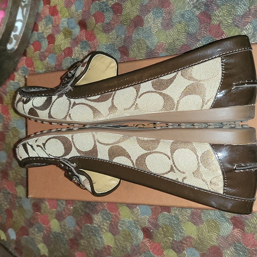 Coach mocha & tan signature moccasins w/ brown patent leather trim/metal emblem - Picture 4 of 10